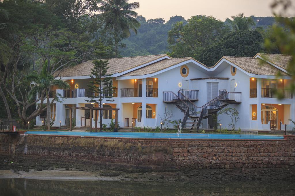 सहारा Acron Waterfront