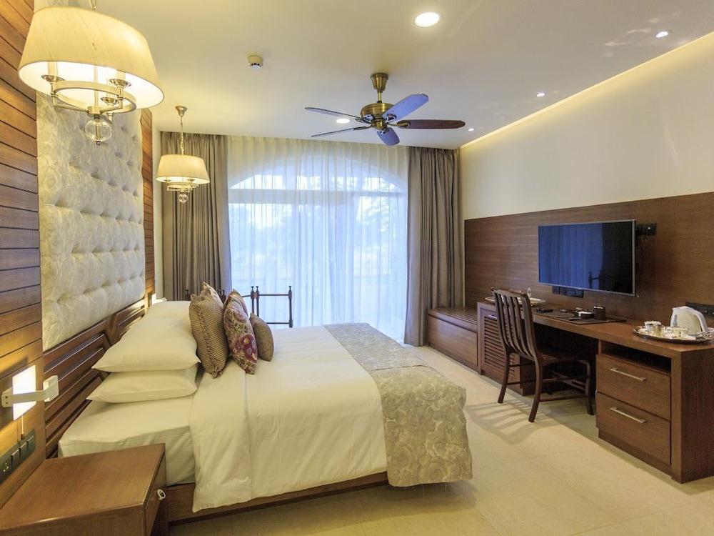 सहारा Acron Waterfront