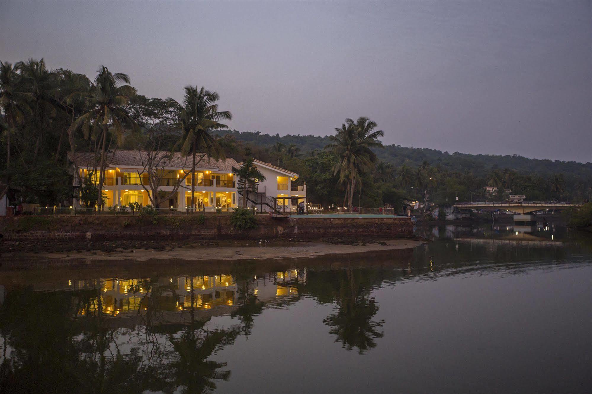 Acron Waterfront सहारा 4*