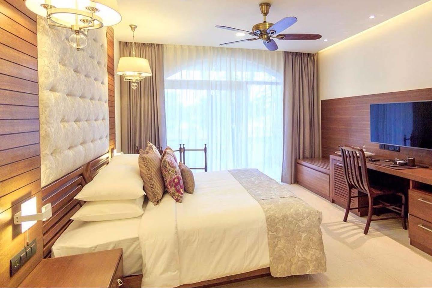 Acron Waterfront सहारा 4*