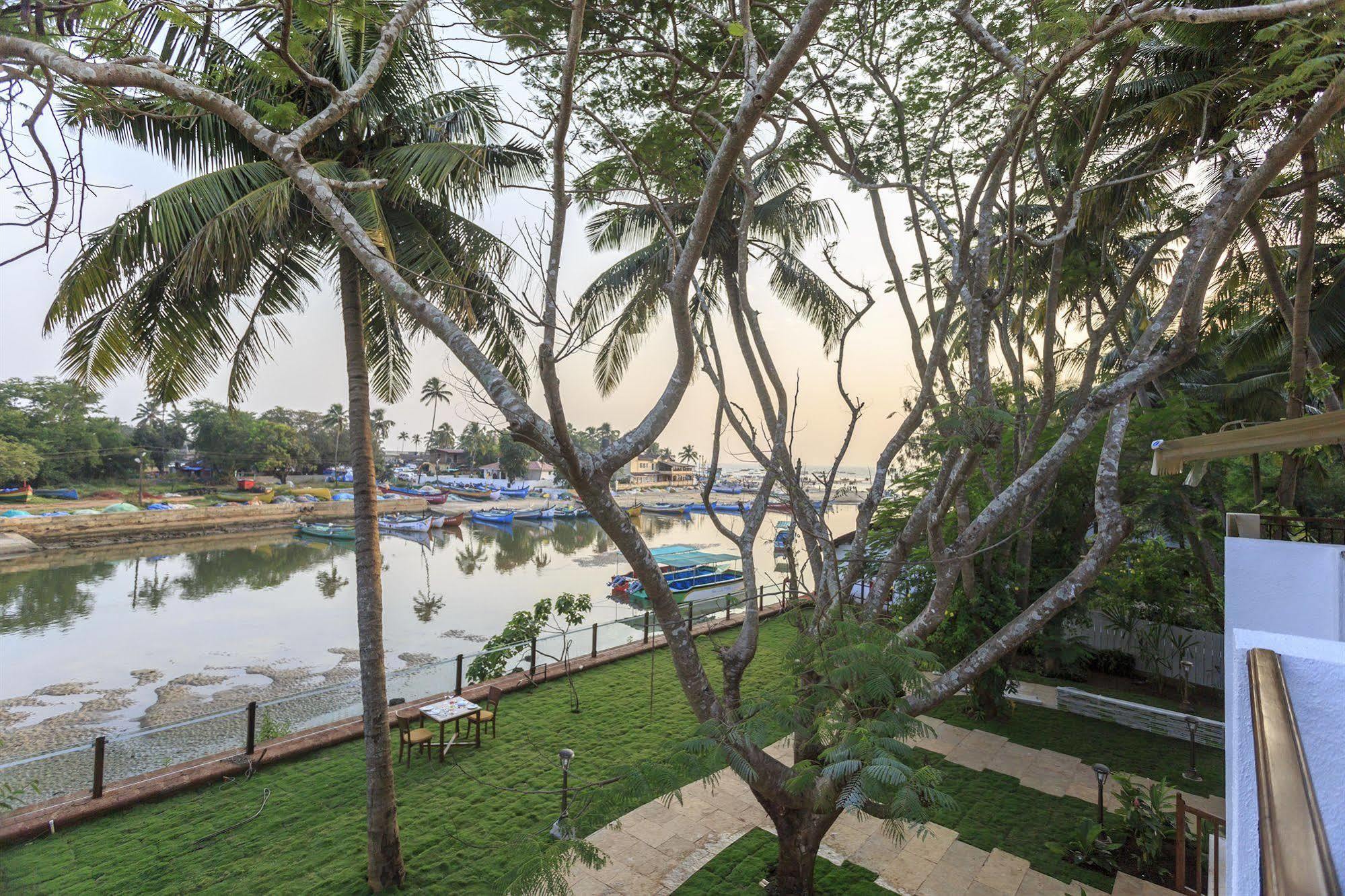 Acron Waterfront 4*